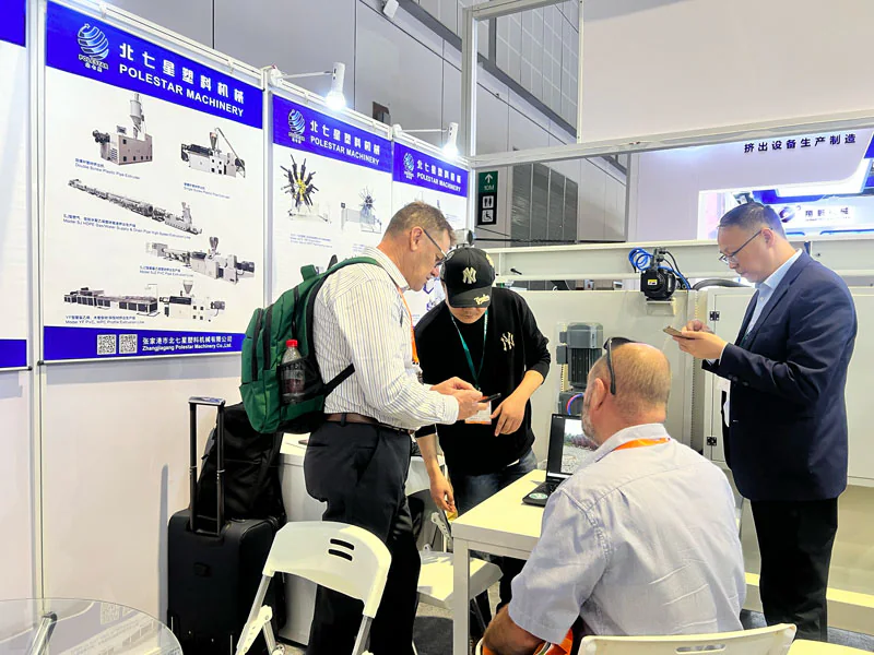 Clientes inspeccionando equipos de extrusión Polestar Machinery Clientes inspeccionando equipos de extrusión Polestar Machinery