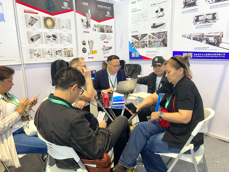 Conversación comercial con clientes en el stand de Polestar Machinery Conversación comercial con clientes en el stand de Polestar Machinery