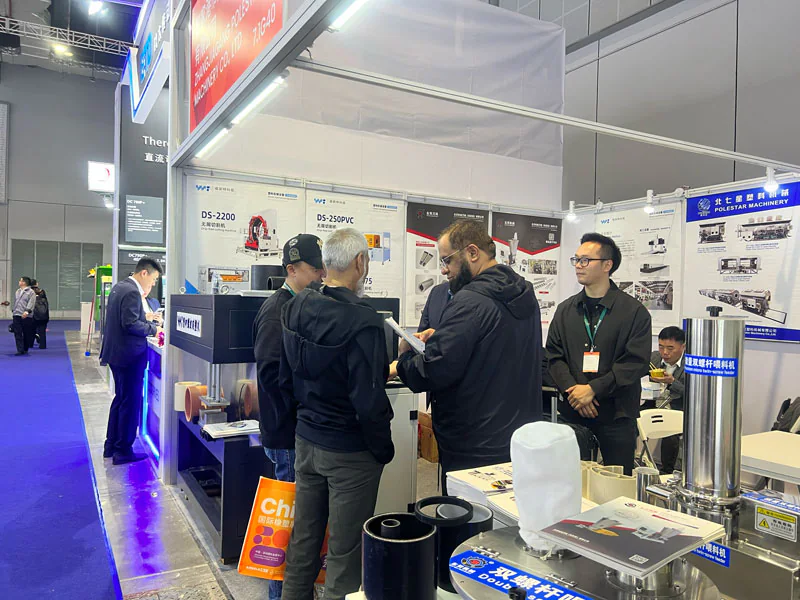 Visita de clientes a la exposición de maquinaria Polestar Visita de clientes a la exposición de maquinaria Polestar