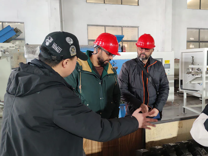 Prueba de funcionamiento de una línea de extrusión de plástico Prueba de funcionamiento de una línea de extrusión de plástico