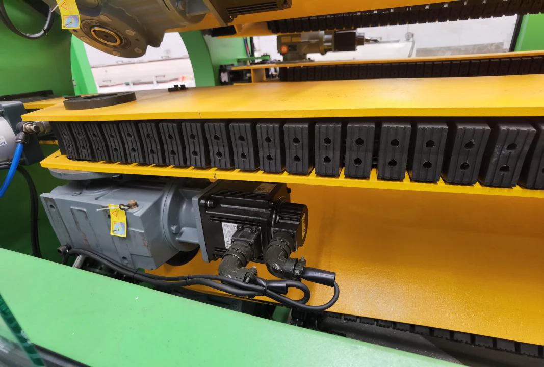QY1200 Plastic Pipe Ten-Claw Haul-off Machine product detail 4