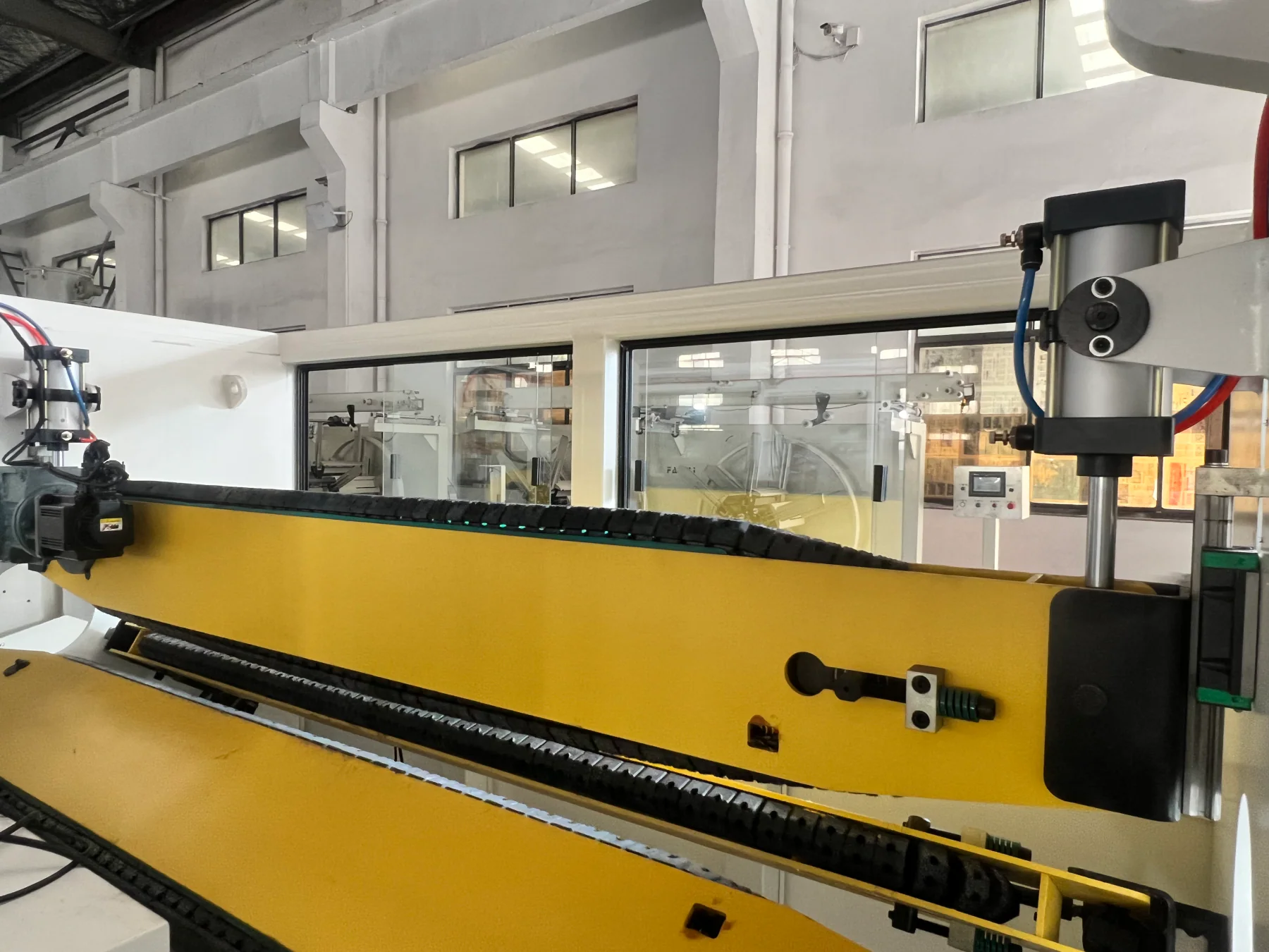 QY160 Plastic Pipe Three-Claw Haul-off Machine product detail 1